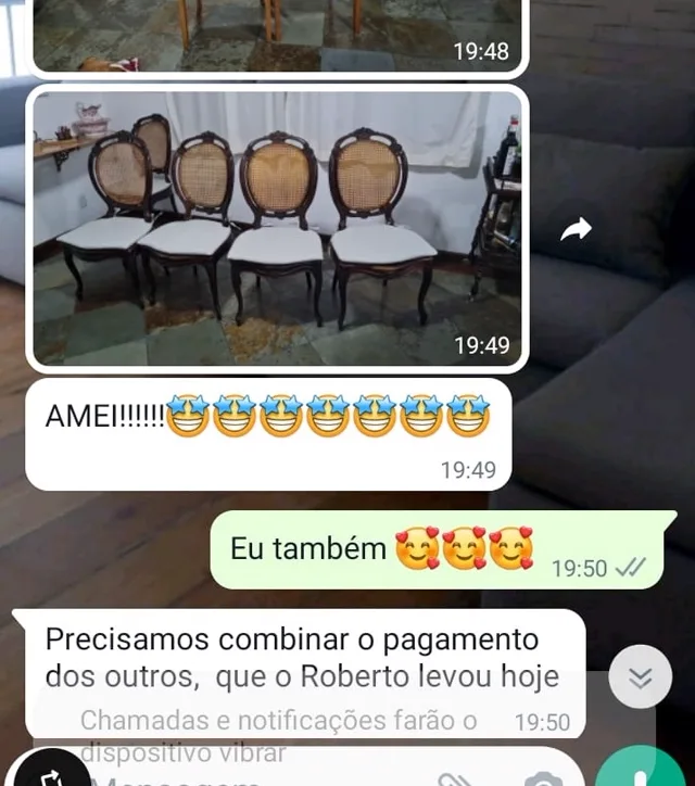 Depoimento de cliente no WhatsApp elogiando reforma de cadeiras: amei