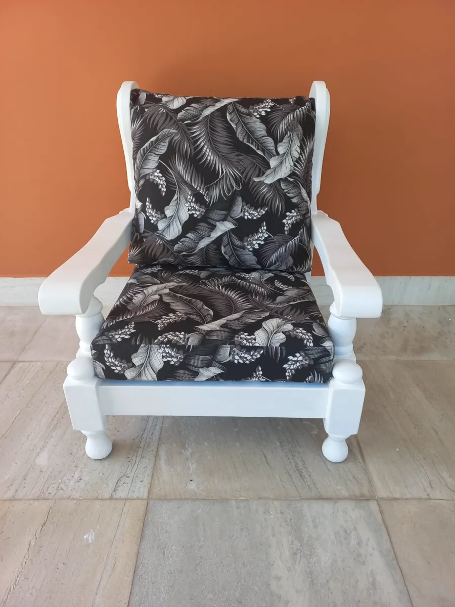Poltrona de madeira branca com almofadas estampadas feitas pela Kasabela