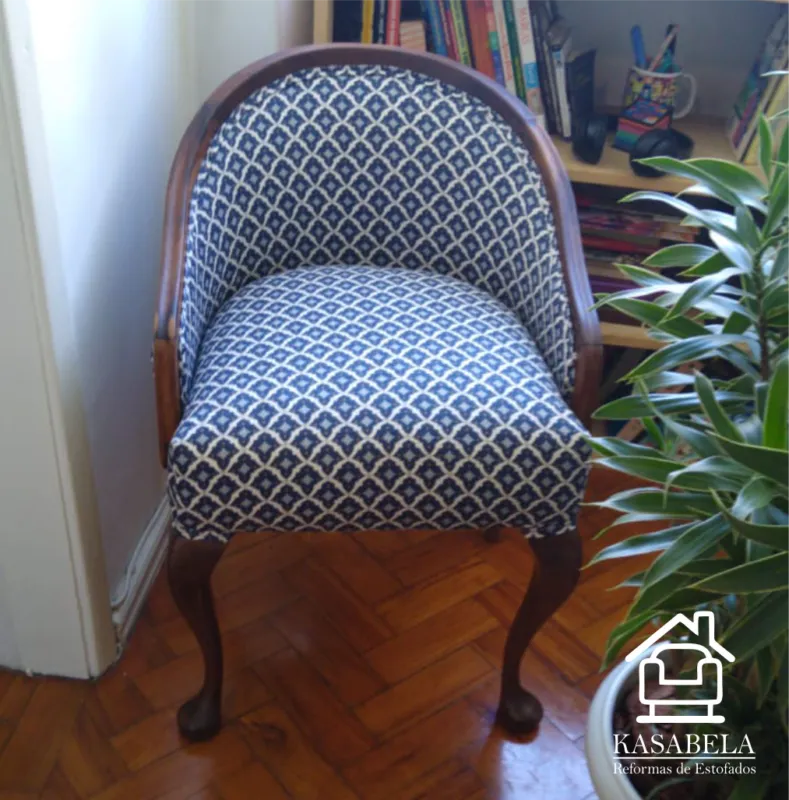 Poltrona giratória reformada com tecido floral