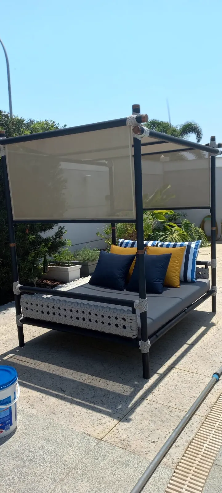 Daybed de área externa com almofadas impermeáveis sob medida