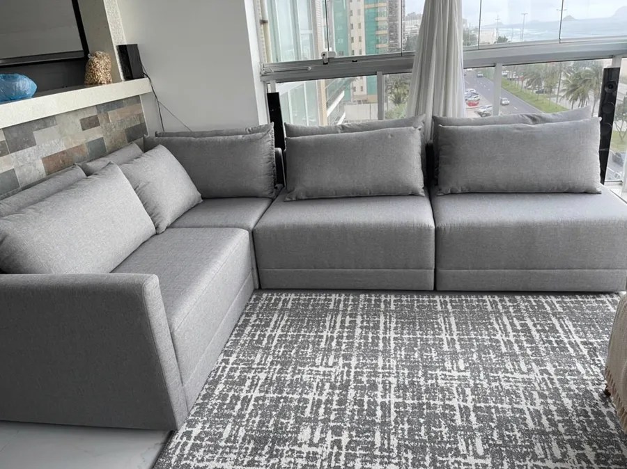 Sofá modular cinza reformado em apartamento