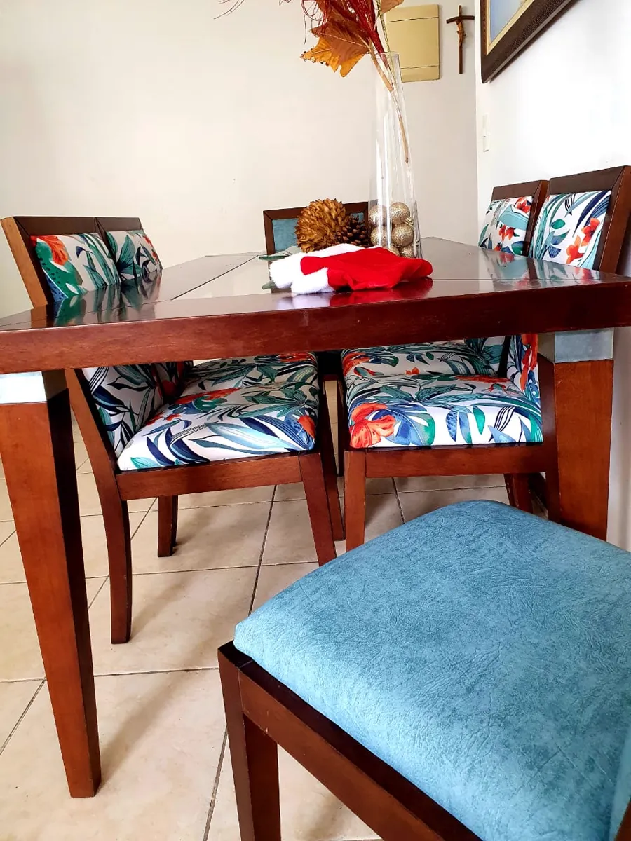 Cadeiras de jantar reformadas com tecido de folhagens